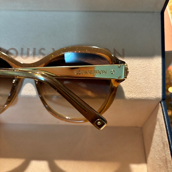 AUTHENTUC LOUIS VUITTON SUNGLASSES - Picture 2 of 5